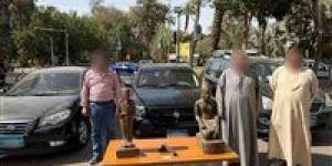 ضبط
      3
      أشخاص
      حاولوا
      النصب
      على
      شخص
      ببيع
      تماثيل
      جرانيت
      على
      أنها
      قطع
      أثرية
      بالقاهرة - شوف 360 الإخباري