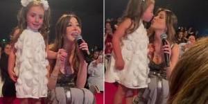 بالفيديو
      ..
      طفلة
      تفاجئ
      نانسي
      عجرم
      في
      حفلها
      الأخير
      بـ
      هولندا - شوف 360 الإخباري