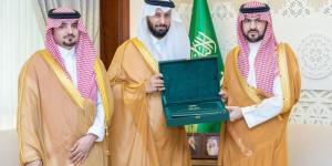 نائب أمير المنطقة الشرقية يتسلّم التقرير السنوي لفرع وزارة الموارد البشرية لعام 2024 - شوف 360 الإخباري