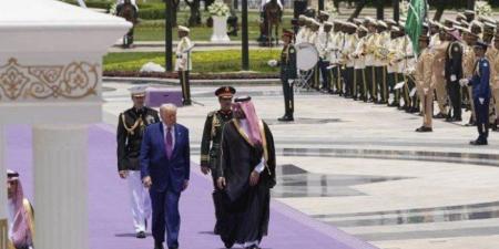 لماذا
      استبدلت
      السعودية
      السجادة
      الحمراء
      في
      مراسم
      استقبال
      ترامب؟..
      (
      تفاصيل) - شوف 360 الإخباري