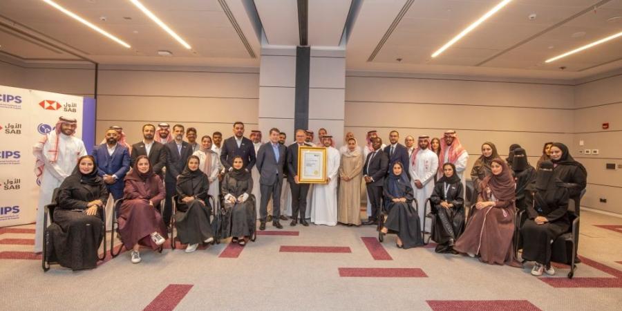 البنك السعودي الأول يُتوَّج بالجائزة الذهبية للتميّز في المشتريات كأول جهة سعودية تنالها من معهد تشارترد للمشتريات والتوريد - شوف 360 الإخباري