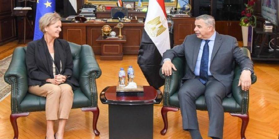 محافظ
      الإسكندرية
      يستقبل
      سفيرة
      الاتحاد
      الأوروبي
      لبحث
      سبل
      التعاون
      المشترك - شوف 360 الإخباري