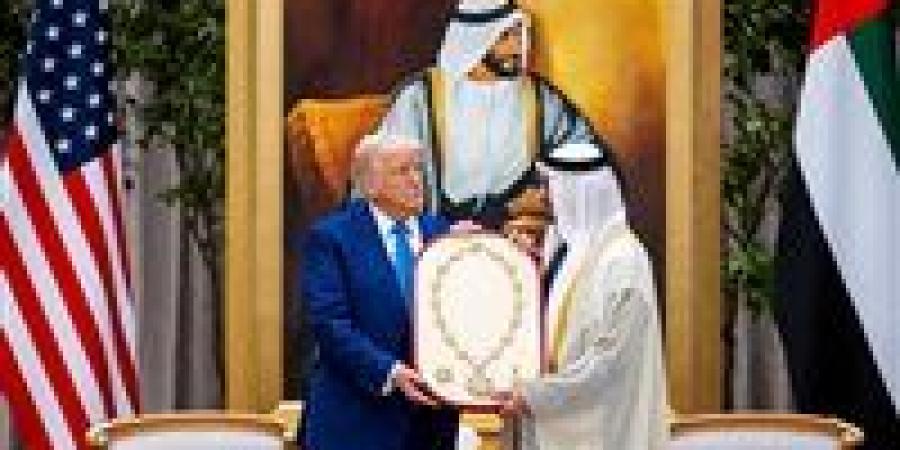 رئيس
      الإمارات
      يمنح
      ترامب
      «وسام
      زايد»
      تقديرًا
      لجهوده
      في
      تعزيز
      علاقات
      البلدين - شوف 360 الإخباري