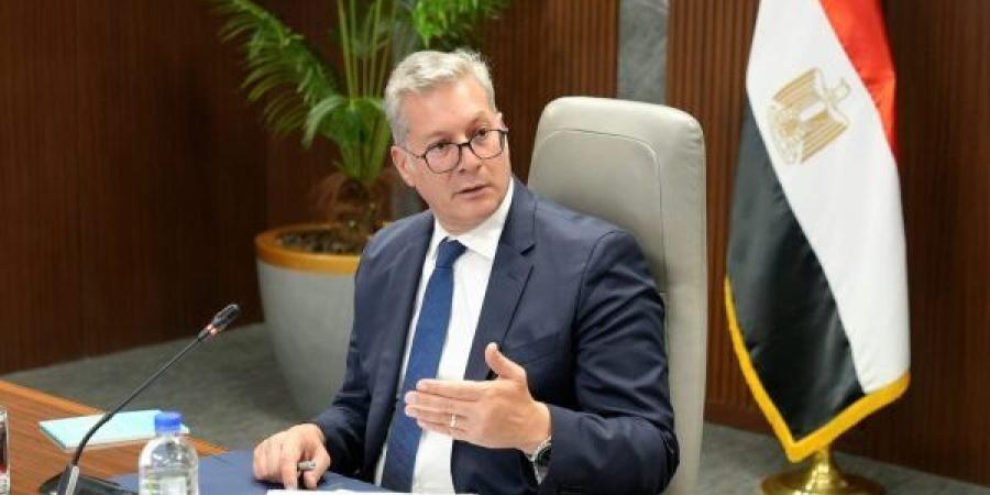 وزير
      البترول:
      ندعم
      التوسع
      الخارجى
      لشركة
      الحفر
      المصرية
      وتنمية
      أعمالها
      فى
      السعودية
      والكويت -شوف 360 الإخباري