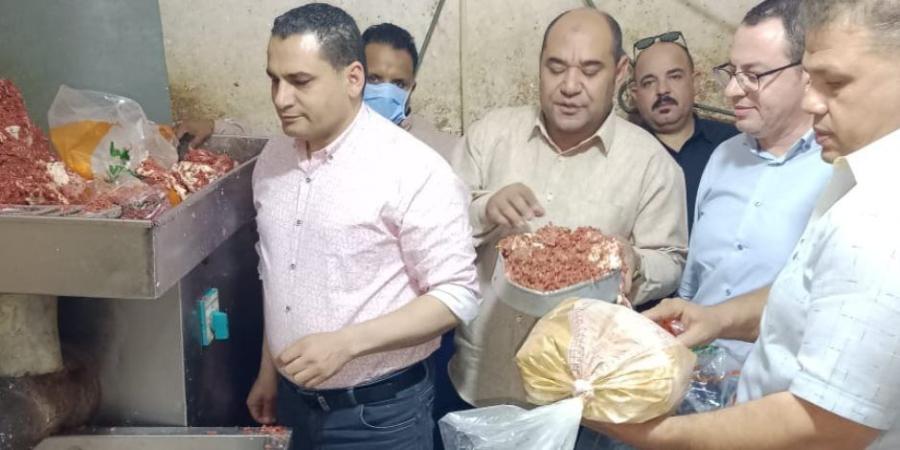 محافظة الجيزة تضبط منشاة مخالفة لتصنيع السجق وبحوزتها ٣طن مصنعات لحوم ودهون حيوانية غير صالحة للاستهلاك الادمي بكرداسة - شوف 360 الإخباري