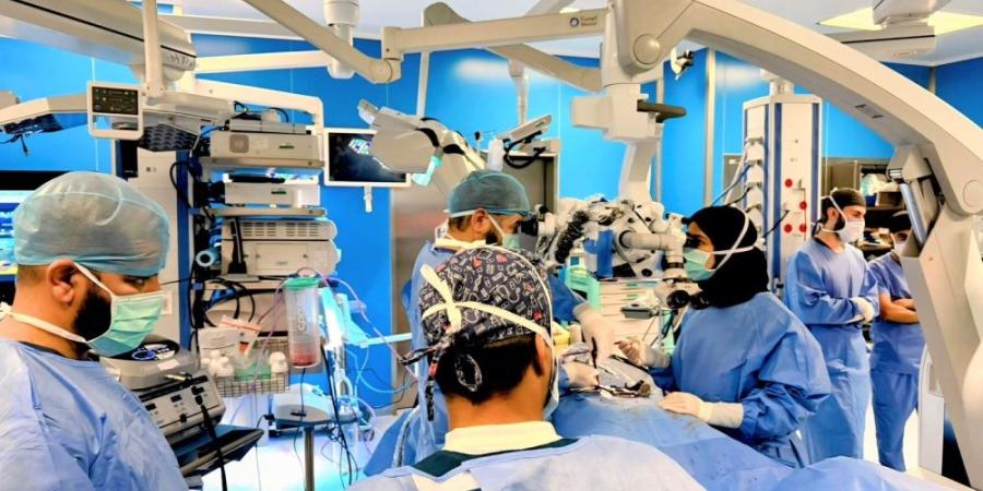 جراحة دقيقة تنقذ حاجة إندونيسية من ورم دماغي في المدينة المنورة  - شوف 360 الإخباري