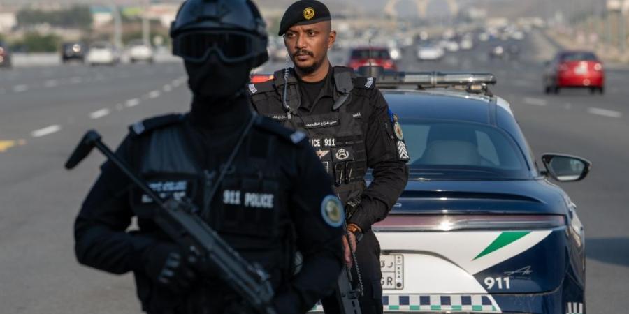 سجن وغرامات.. معاقبة 12 شخصًا لنقلهم 33 مخالفًا لأنظمة الحج - شوف 360 الإخباري