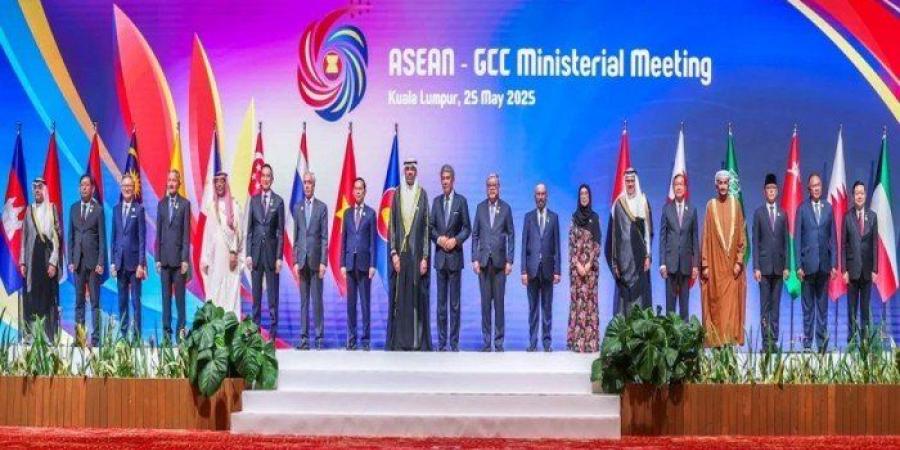 برئاسة
      الكويت
      وماليزيا..
      انطلاق
      القمة
      الثنائية
      بين
      مجلس
      التعاون
      الخليجي
      و(آسيان)
      في
      كوالالمبور - https://chof360.com/