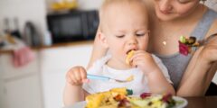 ماذا يأكل الطفل بعمر السنة – موقع كيف